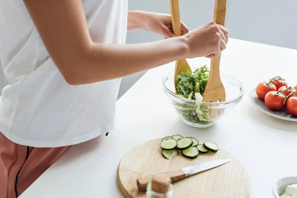 Обрізаний знімок жінки готує смачний здоровий салат — стокове фото