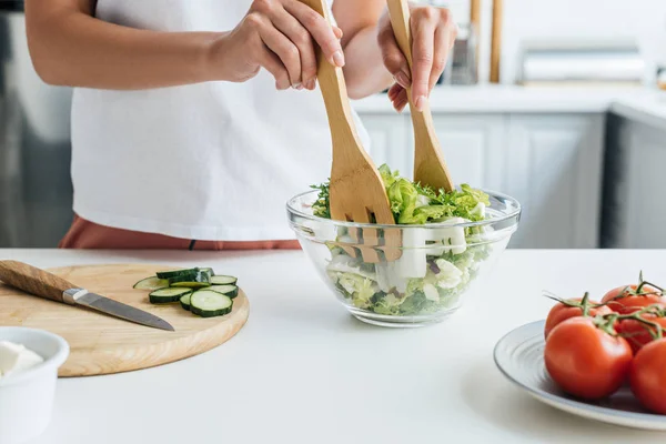 Plan recadré de femme préparant une délicieuse salade saine — Photo de stock