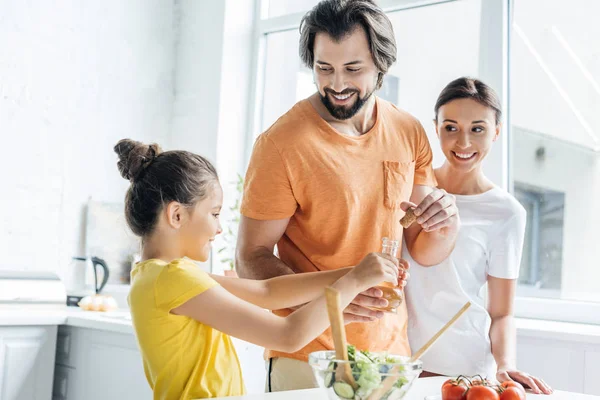 Glückliche junge Familie kocht zusammen und hat Spaß in der Küche — Stockfoto