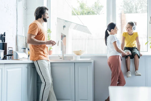 Bela jovem família passar tempo juntos na cozinha — Fotografia de Stock
