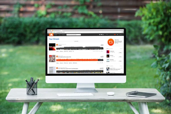 Selective focus of computer with soundcloud website at table outdoors — Stock Photo