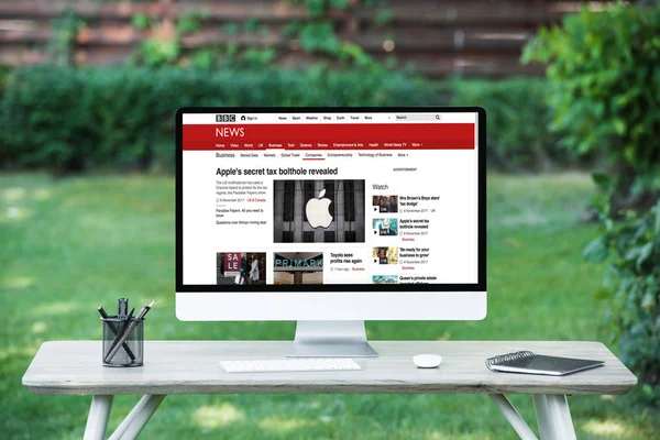 Foyer sélectif de l'ordinateur avec le site Web de nouvelles de bbc à la table en plein air — Photo de stock