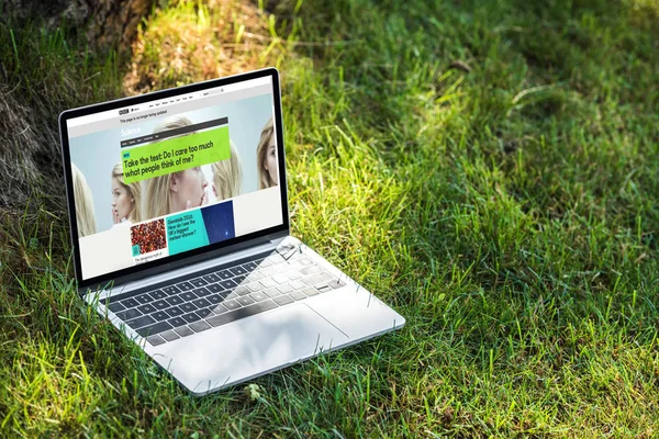 Vista de cerca de portátil con BBC sitio web de ciencia en la hierba al aire libre - foto de stock