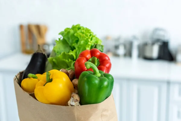 Close-up view of grocery bag with fresh healthy vegetables — Stock Photo