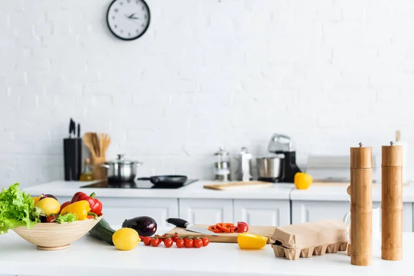 Especiarias, caixa de ovo e legumes frescos na mesa da cozinha — Fotografia de Stock