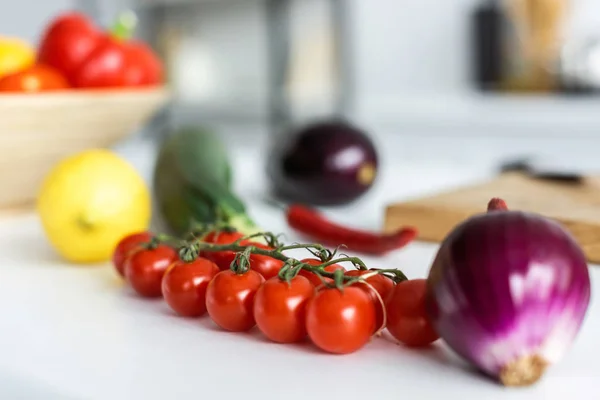 Vue rapprochée des légumes frais et sains sur la table de cuisine — Photo de stock