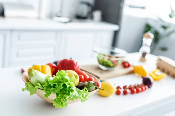 Vista de cerca de verduras frescas sin cocer en la mesa de la cocina - foto de stock