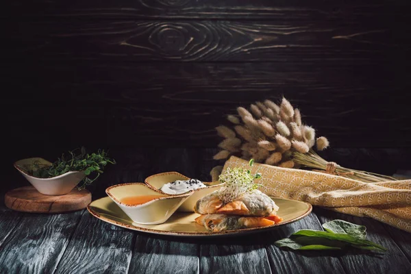 Nahrungsmittelzusammensetzung aus Samosas in Phylloteig gefüllt mit Spinat und Paneer verziert mit gekeimten Samen von Luzerne und Sonnenblume — Stockfoto