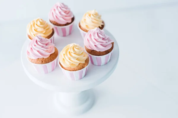 Nahsicht auf leckere Cupcakes am Stand am Tisch — Stockfoto