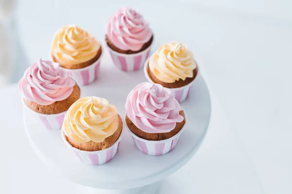 Foco seletivo de deliciosos cupcakes em stand à mesa — Fotografia de Stock