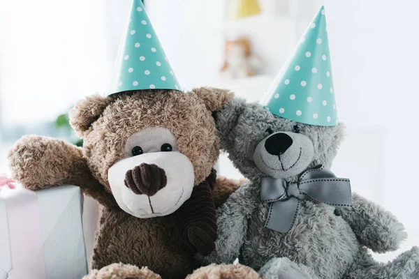 Selective focus of teddy bears in cones and gift box — Stock Photo