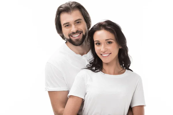 Ritratto di coppia sorridente guardando la fotocamera isolata sul bianco — Foto stock