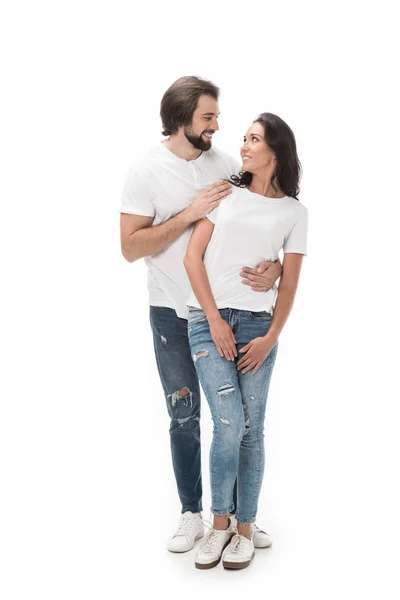 Couple souriant se regardant isolé sur blanc — Photo de stock