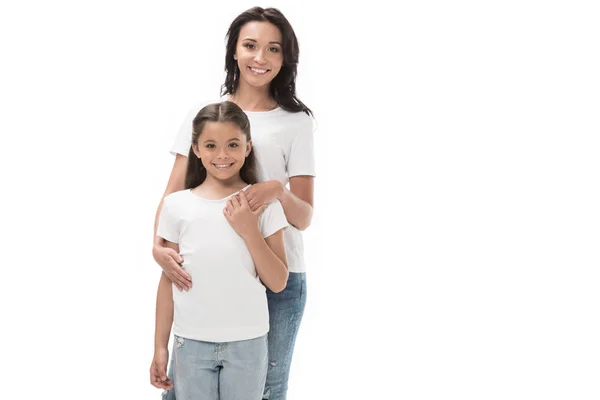 Porträt einer glücklichen Mutter und Tochter, die isoliert auf Weiß in die Kamera schauen — Stockfoto