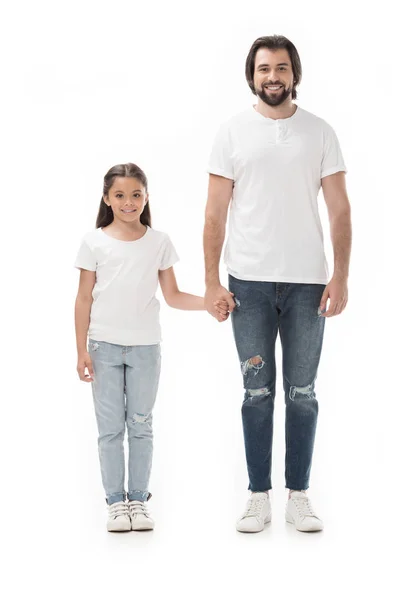 Счастливые отец и дочь держатся за руки и смотрят на камеру, изолированную на белом — стоковое фото