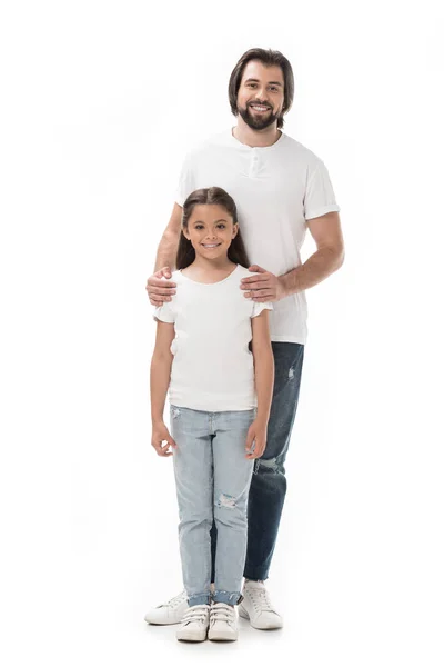 Sorrindo pai abraçando pequena filha isolada no branco — Fotografia de Stock