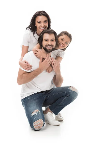 Glückliche Familie in weißen Hemden und Jeans, die isoliert auf weiß in die Kamera blickt — Stockfoto