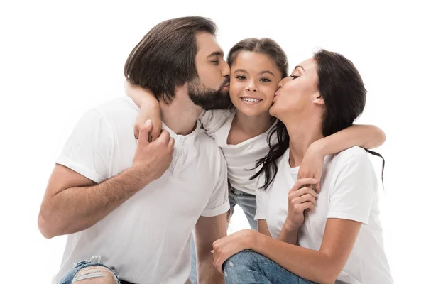 Porträt von Eltern küssen glückliche Tochter isoliert auf weiß — Stockfoto