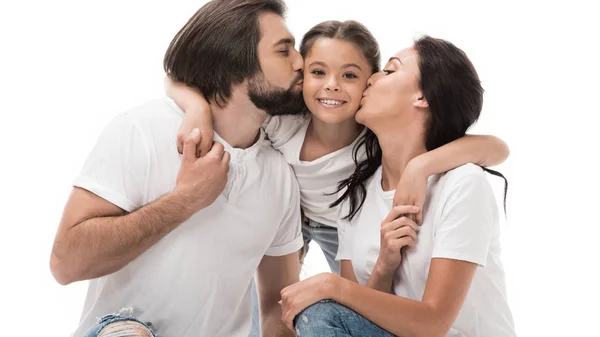 Retrato de padres besando feliz hija aislado en blanco - foto de stock