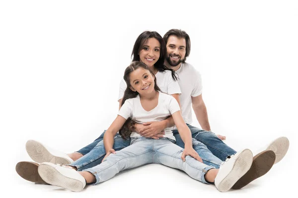 Glückliche Familie sitzt und schaut in die Kamera isoliert auf weiß — Stockfoto