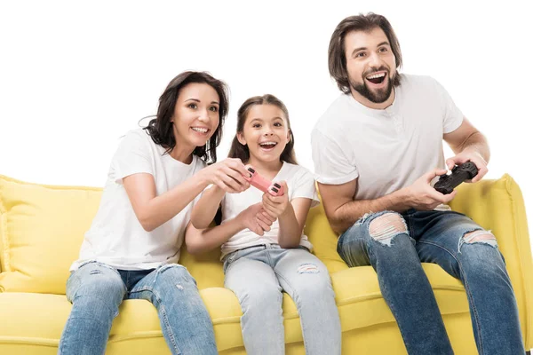 Retrato de familia feliz jugando videojuegos juntos aislados en blanco - foto de stock