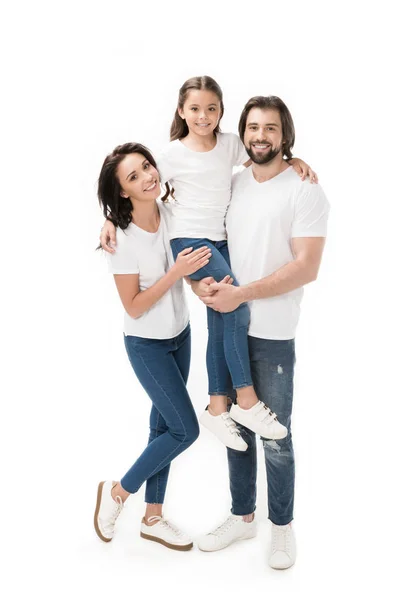 Glückliche Familie in weißen Hemden und Jeans, die isoliert auf weiß in die Kamera blickt — Stockfoto