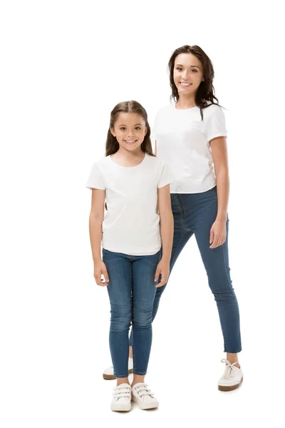 Щаслива мати і дочка в білих сорочках дивиться на камеру ізольовано на білому — стокове фото