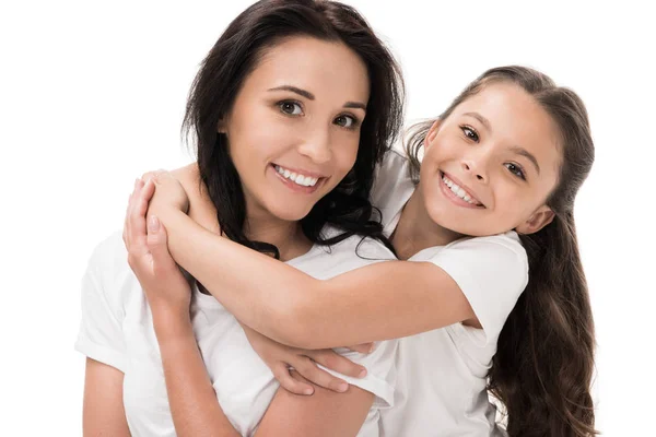 Retrato de feliz madre e hija en camisas blancas aisladas en blanco - foto de stock