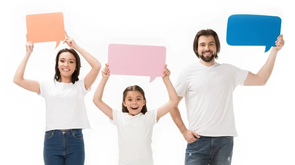 Retrato de familia alegre con burbujas de habla de colores en blanco aislado en blanco - foto de stock