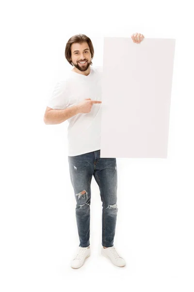 Lächelnder bärtiger Mann zeigt auf leeres Banner in der Hand isoliert auf weiß — Stockfoto