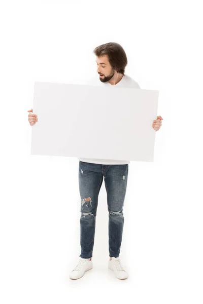 Homme barbu regardant bannière vierge dans les mains isolées sur blanc — Photo de stock