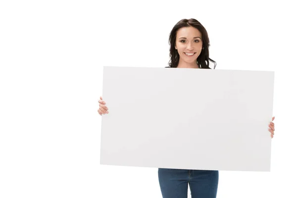 Портрет усміхненої жінки з порожнім банером в руках дивиться на камеру ізольовано на білому — стокове фото