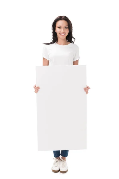 Усміхнена жінка з порожнім банером в руках дивиться на камеру ізольовано на білому — стокове фото