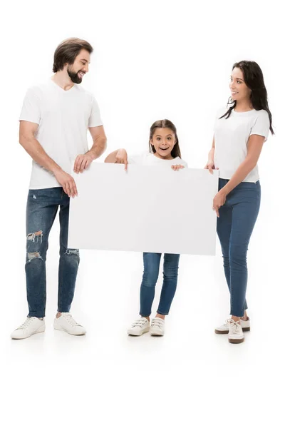 Sonrientes padres e hija con pancarta en blanco aislada en blanco - foto de stock