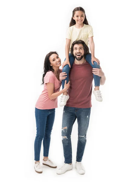 Щаслива сім'я з дочкою дивиться на камеру ізольовано на білому — стокове фото