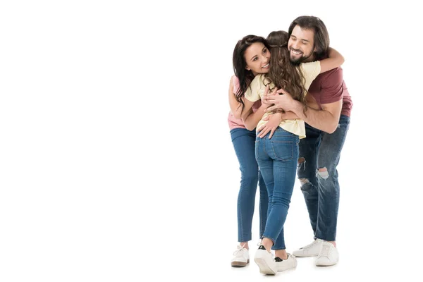 Familia feliz abrazo con hija aislada en blanco - foto de stock