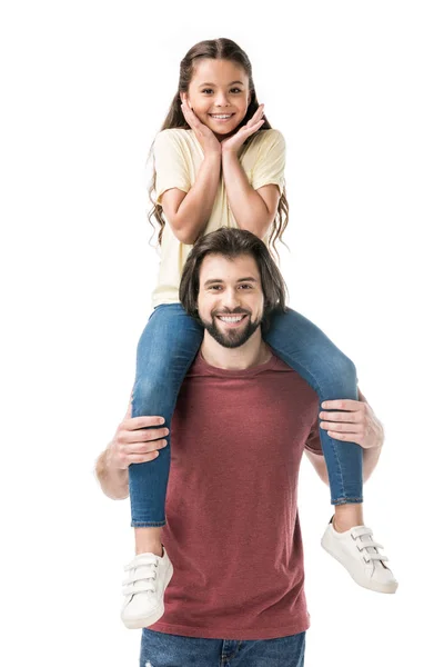 Весела дочка сидить на шиї тата ізольована на білому — стокове фото