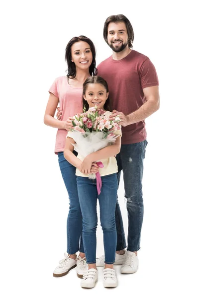 Figlia sorridente con mazzo di fiori con i genitori dietro isolato su bianco — Foto stock