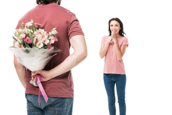 Visão parcial do homem com buquê de flores e mulher excitada isolado no branco — Fotografia de Stock