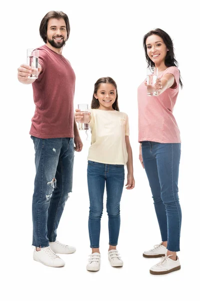 Família sorrindo mostrando copos de água em mãos isoladas em branco — Fotografia de Stock