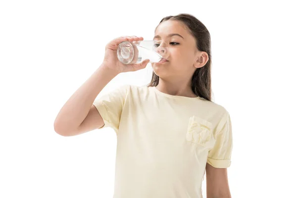 Retrato de un niño bebiendo agua de vidrio aislado en blanco - foto de stock