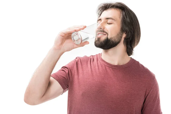 Retrato de homem barbudo com olhos fechados bebendo água de vidro na mão isolado em branco — Fotografia de Stock