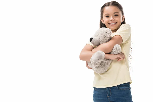 Портрет милий усміхнений дитина обіймає плюшевого ведмедя ізольовано на білому — стокове фото