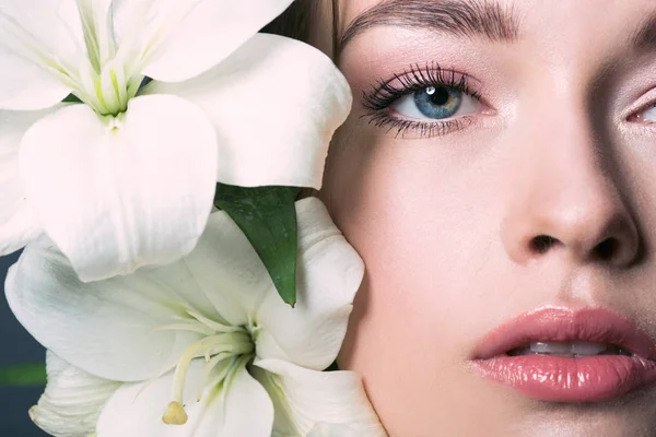 Vue partielle portrait de belle jeune femme avec des fleurs de lililium blanc — Photo de stock