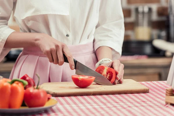 Plan recadré de femme au foyer en vêtements vintage cutitng tomate — Photo de stock