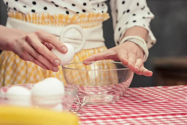 Plan recadré de femme au foyer cassant oeuf dans un bol pour omelette — Photo de stock