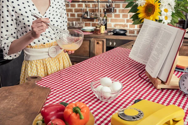 Tiro cortado de dona de casa batendo ovos para omelete na cozinha — Fotografia de Stock