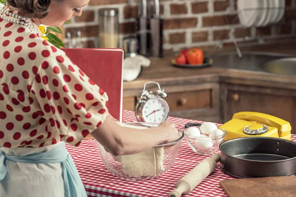 Belle femme au foyer adulte préparant la pâte dans un bol en verre à la cuisine — Photo de stock