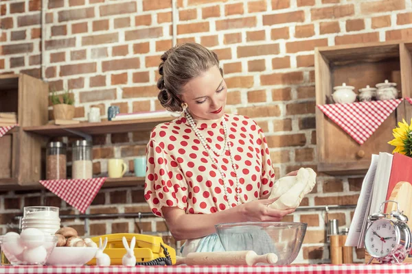 Hermosa ama de casa adulta con masa para hornear en la cocina — Stock Photo