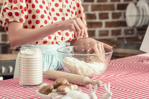 Tiro cortado de dona de casa derramando farinha na massa na tigela na cozinha — Fotografia de Stock